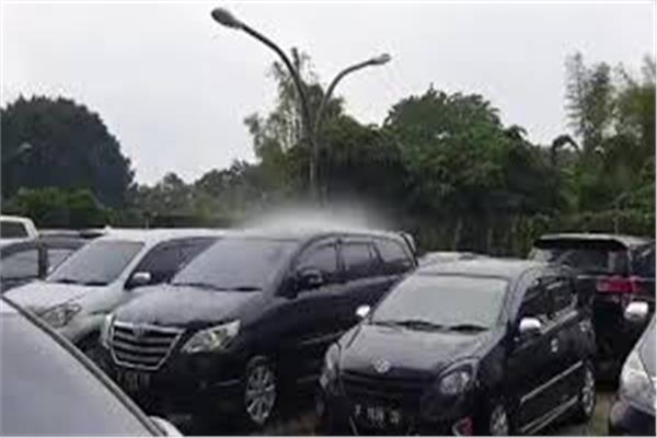 الأمطار تتساقط على سيارة واحدة فقط دونًا عن باقي السيارات
