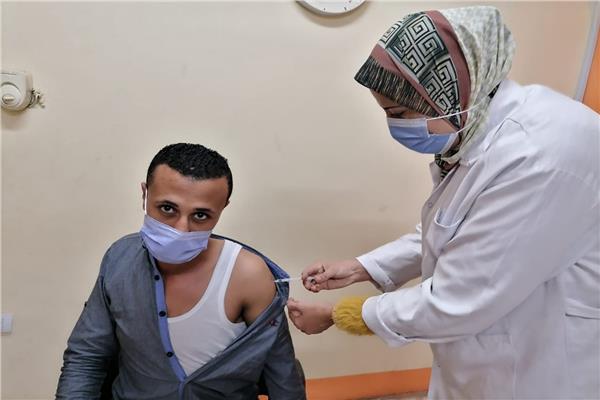 وكيل وزارة الصحة بالشرقية يتابع تطعيم المواطنين بلقاح كورونا 