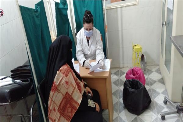 توقيع الكشف الطبي بالمجان علي1240 مواطنا خلال القافلة الطبية  بقرية القراقرة بسوهاج