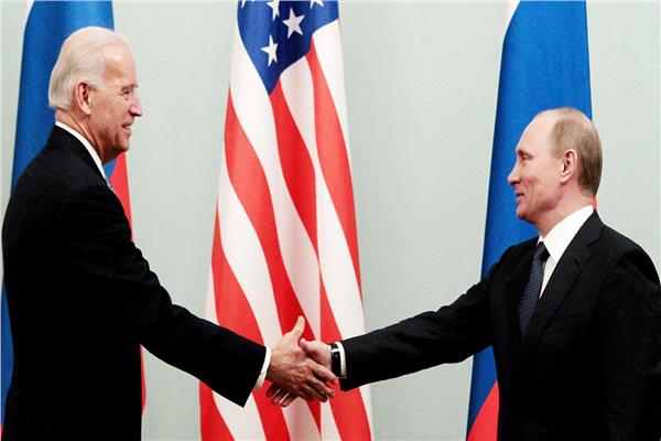 الرئيسين الروسي فلاديمير بوتين والأمريكي جو بايدن 