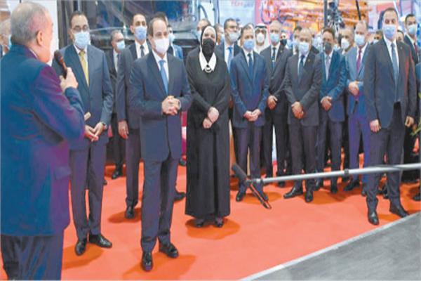 الرئيس عبد الفتاح السيسى خلال تفقد أجنحة معرض ومؤتمر النقل الذكى واللوجيستيات