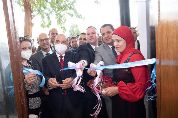 رئيس جامعة أسيوط يفتتح أول مكتب توثيق الشهر العقار