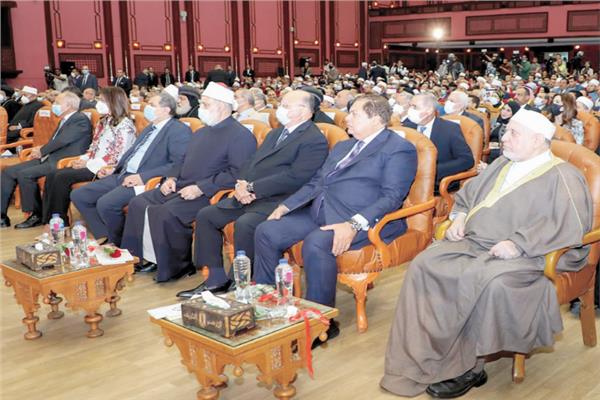 د.أحمد عمر هاشم وأبوالعينين ومحافظ القاهرة خلال الاحتفالية