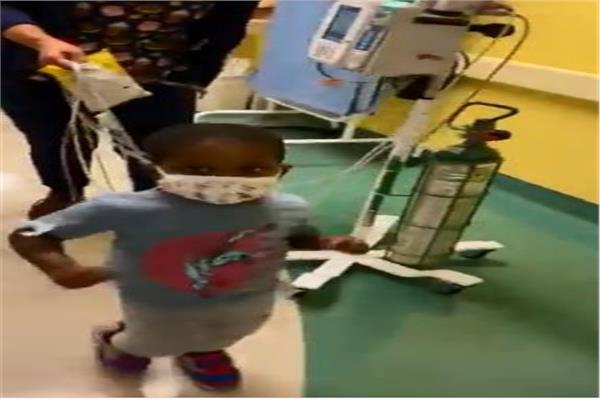 طفل يرقص مع الممرضات قبل إجراء عملية زراعة قلب