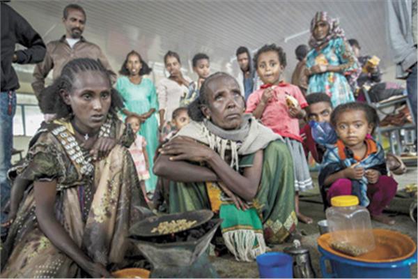 لاجئات يهربن من القصف الإثيوبى على إقليم تيجراى