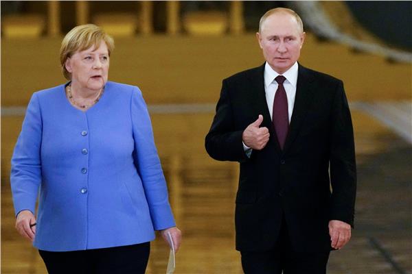 الرئيس الروسي فلاديمير بوتين والقائمة بأعمال المستشارة الألمانية أنجيلا ميركل
