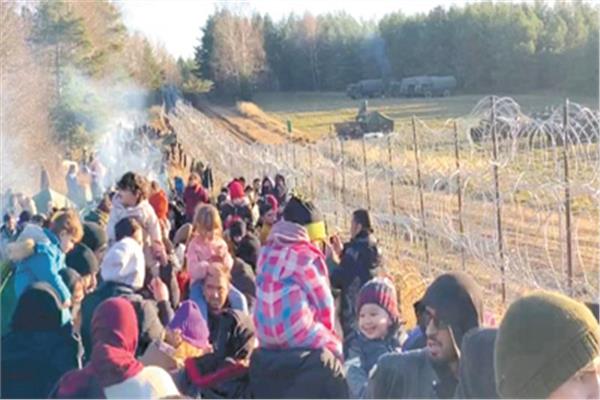 آلاف المهاجرين علي حدود بيلاروسا مع بولندا 