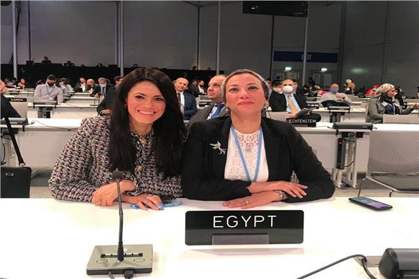 صورة تذكارية لوزيرة التعاون الدولي رانيا المشاط مع وزيرة البيئة ياسمين فؤاد