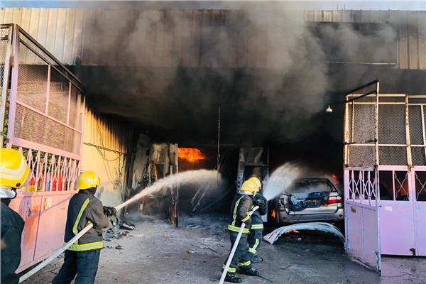 نجح رجال الإطفاء السعوديون في السيطرة على حريق ضخم بمركز لصيانة السيارات