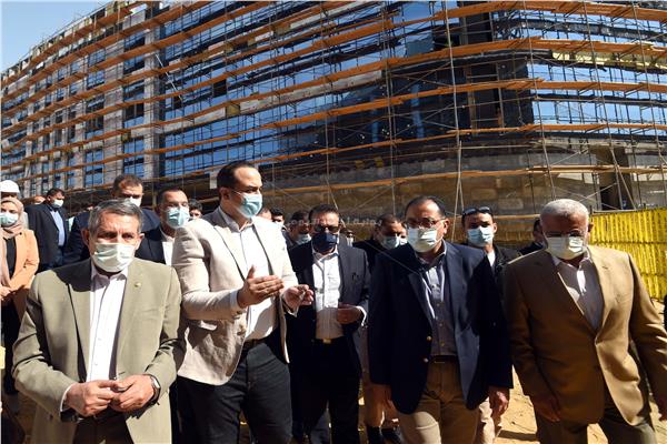 رئيس الوزراء يتفقد أعمال تطوير مستشفى السويس الجامعي 