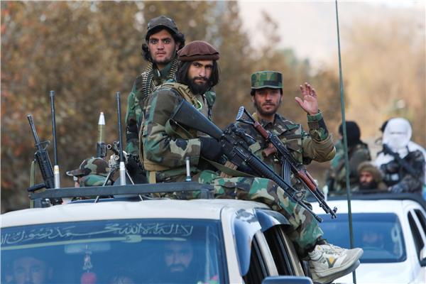 «طالبان»تجري عرضا عسكريا بأسلحة أمريكية