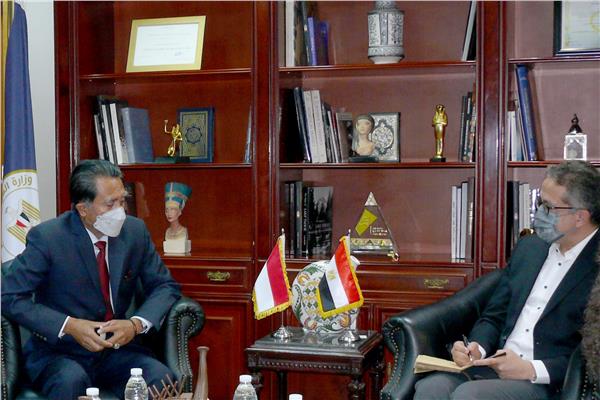 وزير السياحة والآثار خلال لقاءه بالسفير الإندونيسي بالقاهرة