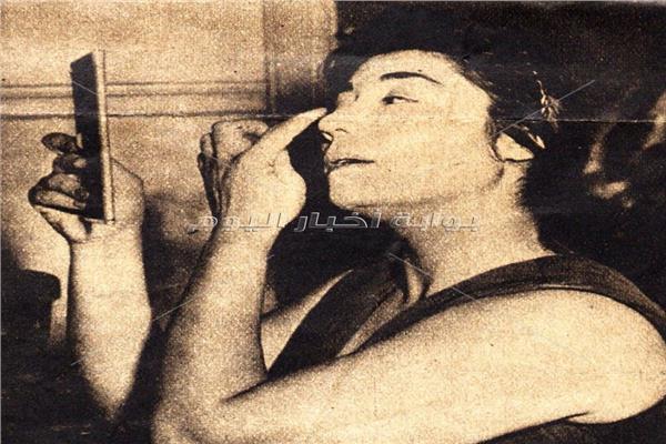 الفنانة سميحة أيوب تستعد لمسرحية المومس الفاضلة عام 1958 - أرشيف أخبار اليوم