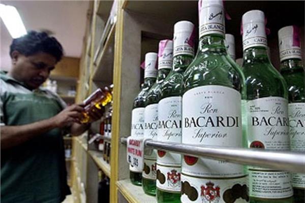 نسوة في الهند يدمّرن متجر الخمور 
