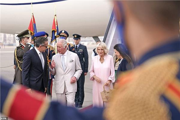 وزير السياحة والآثار يستقبل الأمير تشارلز و السيدة قرينته في مطار القاهرة
