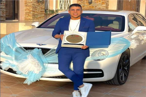 عمر كمال بجوار سيارته الجديدة