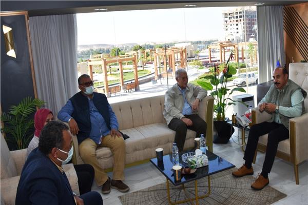 محافظ أسوان أثناء لقاء رئيس مجلس إدارة شركة المقاولون العرب