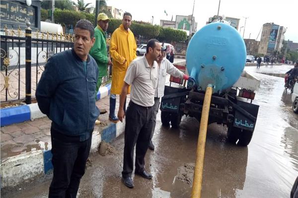 طوارئ بمركز اشمون لرفع تجمعات مياه الامطار وتنظيم الحركه المروريه / صور