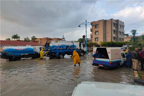 سيارات شفط تجمعات مياه الأمطار بمطروح 