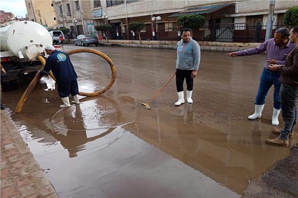  تعامل فوري لرفع تجمعات مياه الأمطار بمركز الشهداء بمحافظة المنوفية  