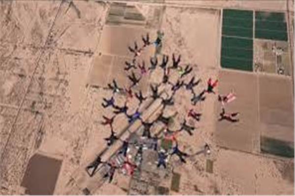40 أمراه يجتمعون لتحطيم رقم قياسي في القفز بالمظلة في سماء أريزونا