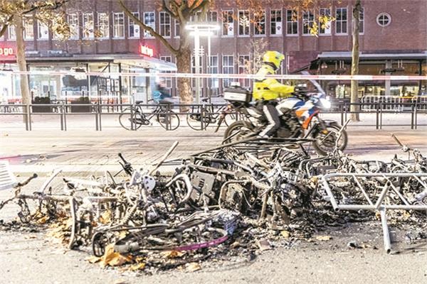 آثار المواجهات بين الشرطة والمحتجين فى هولندا «صورة من أ ف ب»
