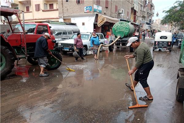 شفط مياه الأمطار المتراكمة بالشوارع