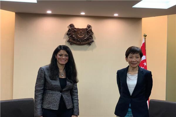 وزيرة التعاون الدولي مع وزيرة البيئة السنغافورية