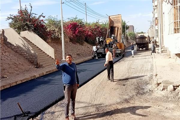 رصف 17 شارع بحي شرق مدينة أسيوط ضمن خطة المحافظة لتحسين حالة الطرق