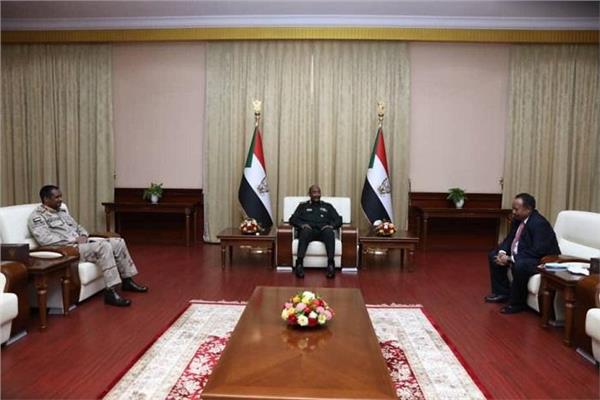 البرهان وحمدوك يوقعان اتفاقًا سياسيًا لإنهاء الأزمة في السودان