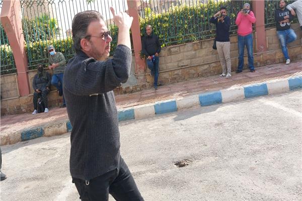 أحمد سلامة يصل جنازة سهير البابلي بمسجد الشرطة