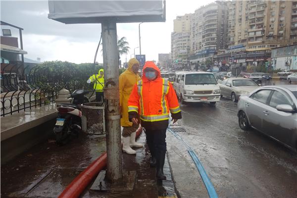 أمطار غزيرة تغرق شوارع الإسكندرية