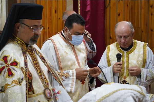 بطريرك الكاثوليك يحتفل بعيد سان ميشيل بالإسكندرية