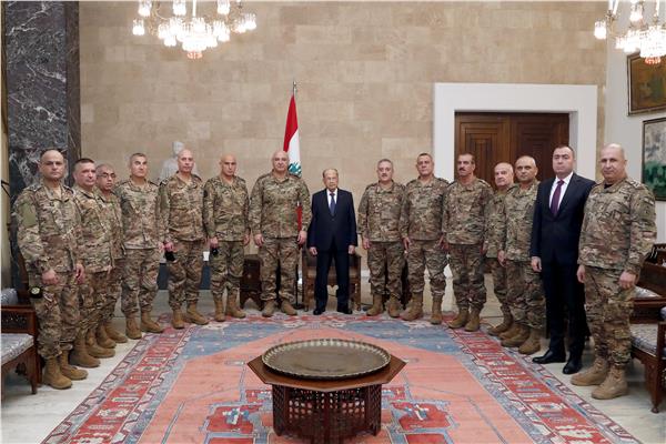 ميشال عون مع قادة الجيش اللبناني