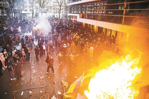 جانب من  الاحتجاجات ضد قيود كورونا فى بروكسل       «صورة من أ. ف . ب»