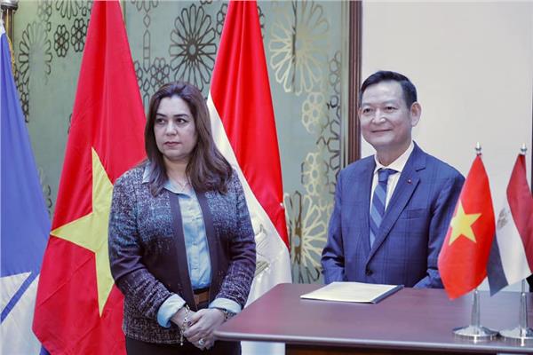 محافظ دمياط اثناء استقبال سفير فيتنام 