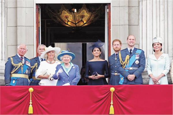 الملكة إليزابيث تتوسط أفراد العائلة المالكة