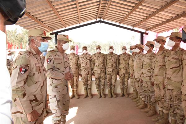 وزير الدفاع أثناء مروره على نقاط تدريب مقاتلي سيناء