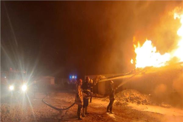 قوات الدفاع المدني العراقية تكافح الحريق 