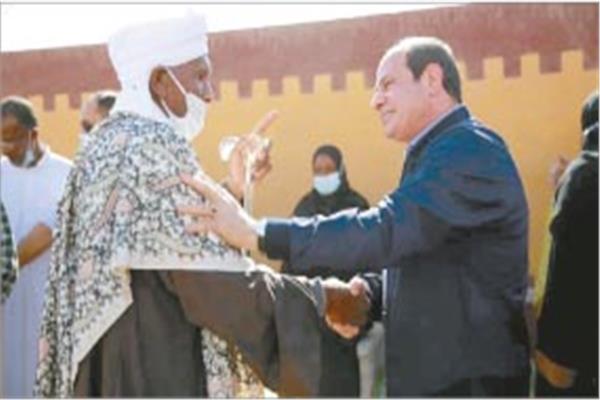 الرئيس عبد الفتاح السيسى يصافح أحد الأهالى