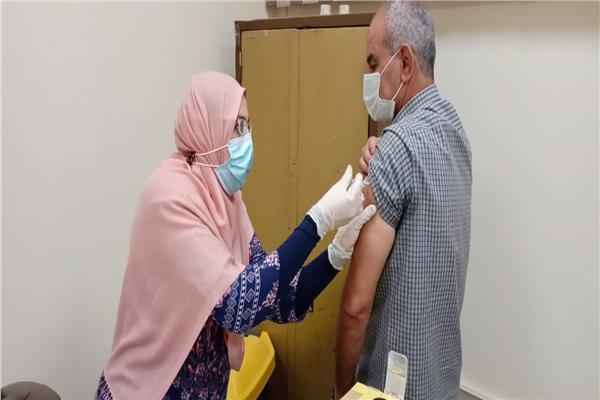 اللواء أحمد عبدالفتاح رئيس حيث الدقي أثناء تلقي اللقاح