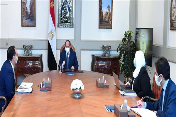 الرئيس خلال اجتماعه مع رئيس الوزراء ووزيرة التضامن الاجتماعي