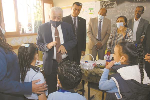 د.طارق شوقى خلال زيارته لإحدى مدارس الأقصر