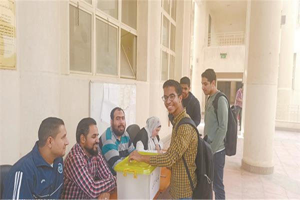 الطلاب أثناء التصويت