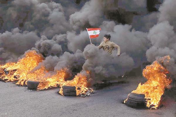 جانب من مظاهرات الغضب فى شوارع العاصمة اللبنانية بيروت أمس