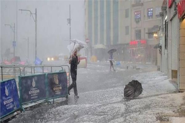  لحظة اقتلاع العاصفة المطرية بضرب إسطنبول