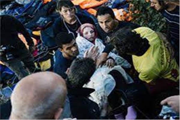 شابة سورية تنجب مولودها على قارب مهاجر