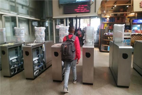  تركيب بوابات تذاكر بمحطة مصر برمسيس لمنع ظاهرة "التهرب"| خاص 