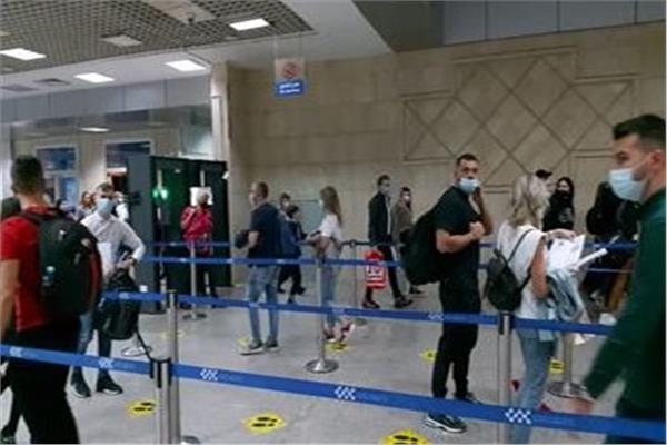 وصول سياح من جنسيات مختلفة في مطار شرم الشيخ