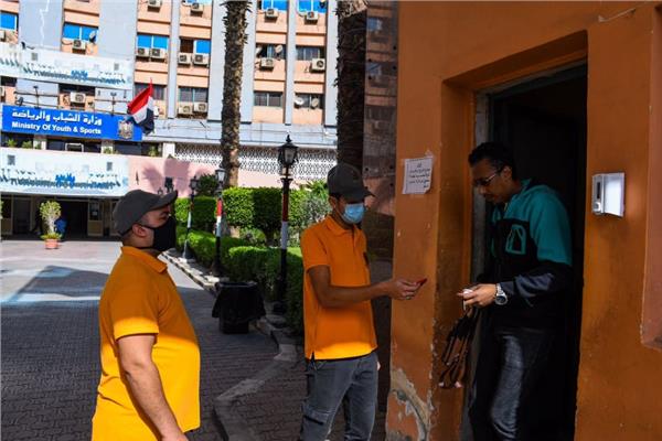 «الشباب والرياضة» تمنع دخول غير المطعمين ضد كورونا لمبنى الوزارة